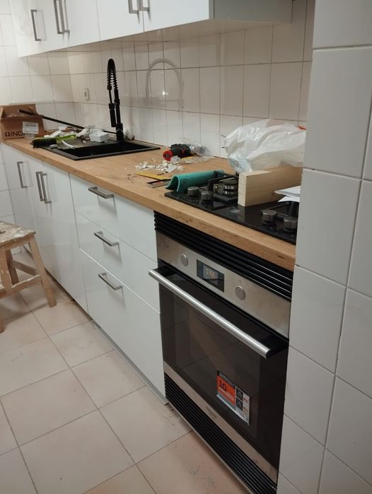 Montagens cozinhas e chão flutuantes e pintura