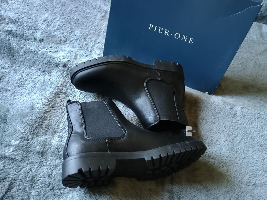 Botki na grubej podeszwie unisex Pier One