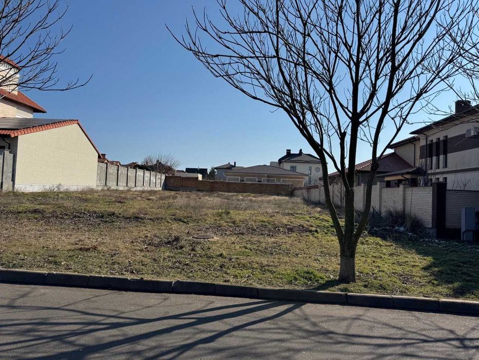 Участок на застроенной улице в Совиньоне