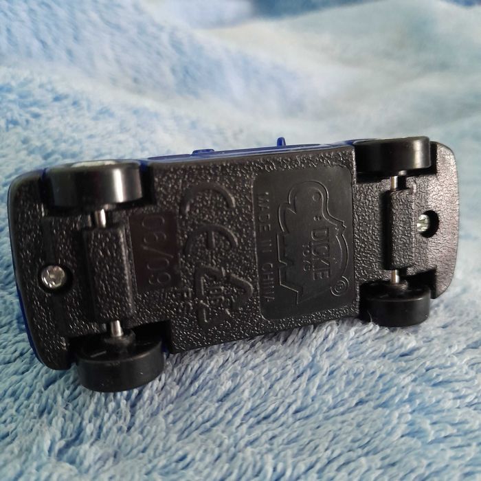 Машинка модель пластикова 1/43