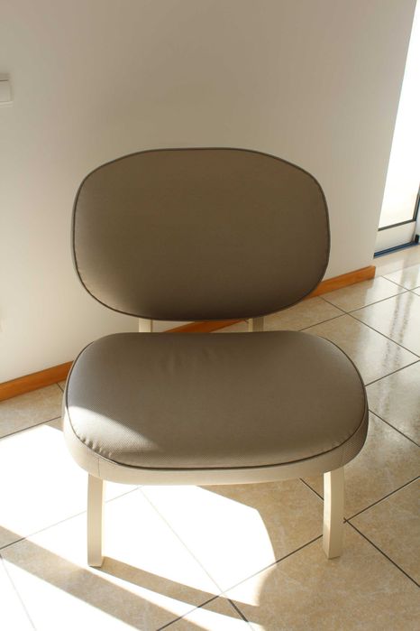 2 Poltronas largas, com assento e encosto estofados em tecido bege