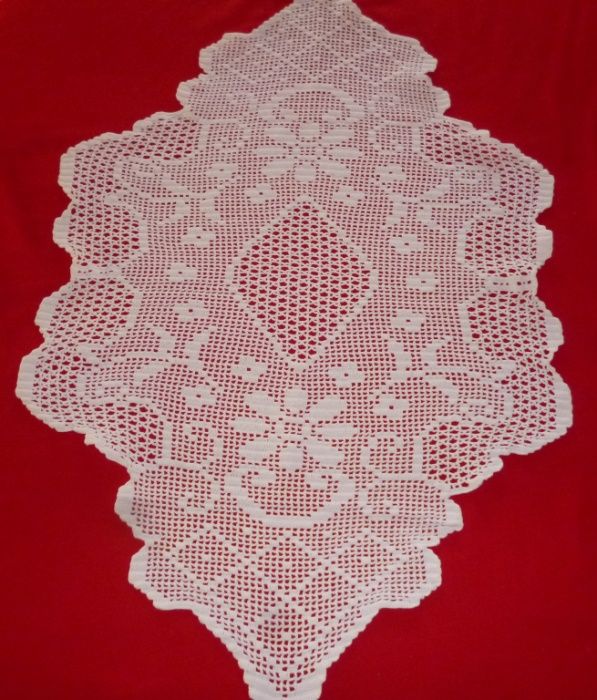 1 Naperon forma estrela + 1 naperon ovalizado em croché