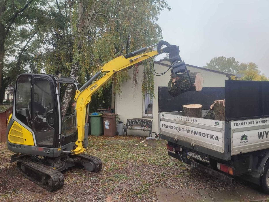 Minikoparka wraz z operatorem