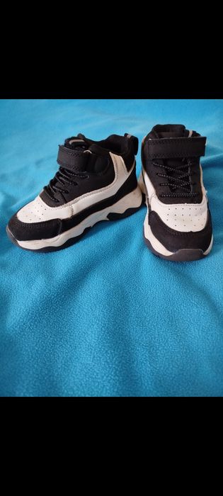 Продам осінні кросівки на хлопчина