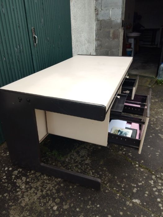 Secretária de escritório em metal.