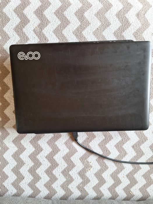 Laptop z akcesoriami