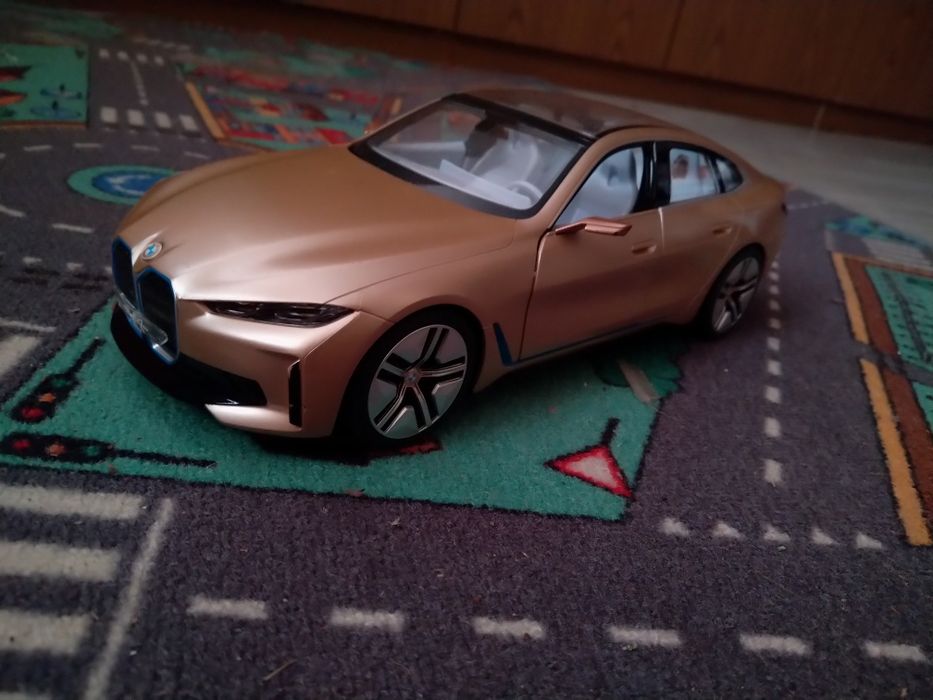 BMW I4 Coupe z świecącym wnętrzem
