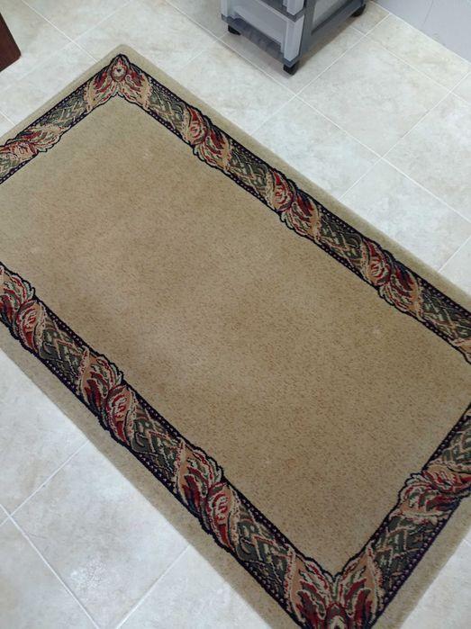 Vendo duas carpetes iguais, com tamanhos diferentes.