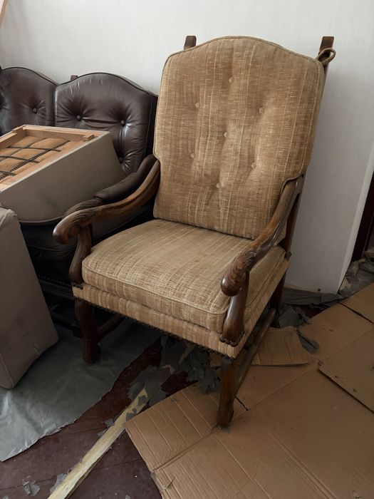 Деревʼяне крісло