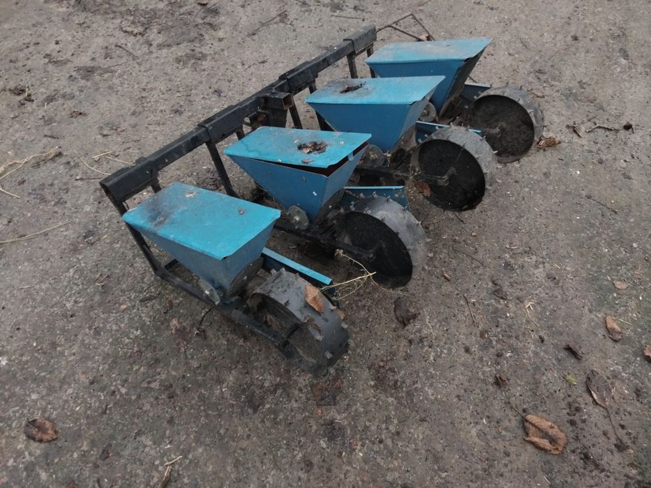 Продам підгортачі картоплі, сівалку,до мотоблока