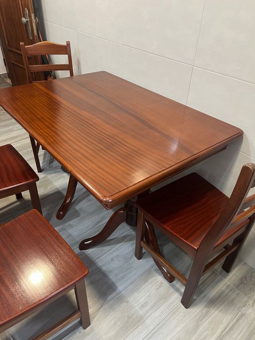 Conjunto Mesa de Jantar e 4 Cadeiras