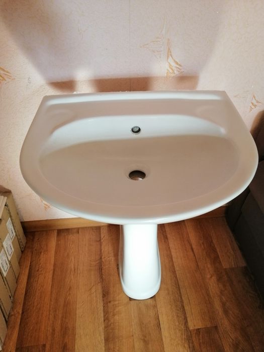 Умивальник з ніжкою.