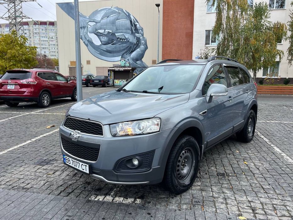 Продам власний автомобіль Шевролет Каптіва 2014 р.в., 7 містний 
167640 тис км (пробіг рідний).
Я другий власник, придбав на пробігу 70 000 км, перший власник придбав у квітні 2015 року у офіційного ділера
2.2 турбо-дизельний двиг ун,
Автоматична коробка передач (Тіптронік)
Повний привід
Обслуговувався по гарантії у ділера, вчасно, якісними запчастинами та мастилами
Заправлявся на WOG, OKKO, UPG
Розхід пального 8.5л/100 км по трасі, 10-11/100 км по місту
Лакофарбове покриття все заводському стані, автомобіль участь в ДТП не брав
Встановлена зимова гума
Причина продажу придбання більш нового авто.
Літня гума в комплекті
Інші питання за н.т. 05******57