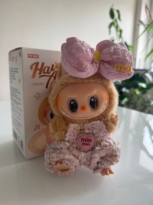 Maskotka Labubu w ubranku Miu Miu