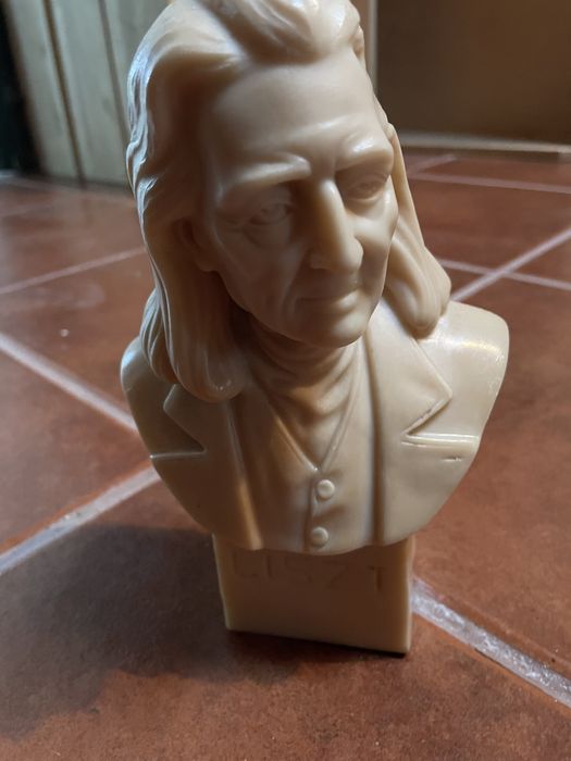 Small Liszt Statue424831344906096642