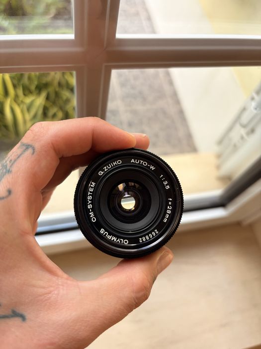 Olympus OM 1n c/ Zuiko 28mm f/3.5 - câmara analógica