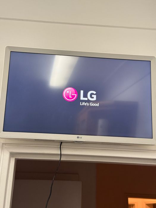 TV LG 24TQ510S (LED - 24'' - 61 cm - Smart Tv) como nova