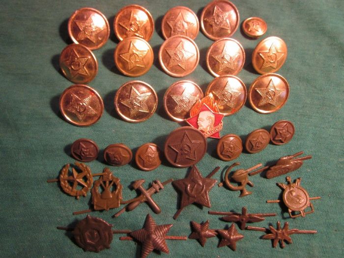 Подборка знаков, пуговиц, шевроны, эмблемы.