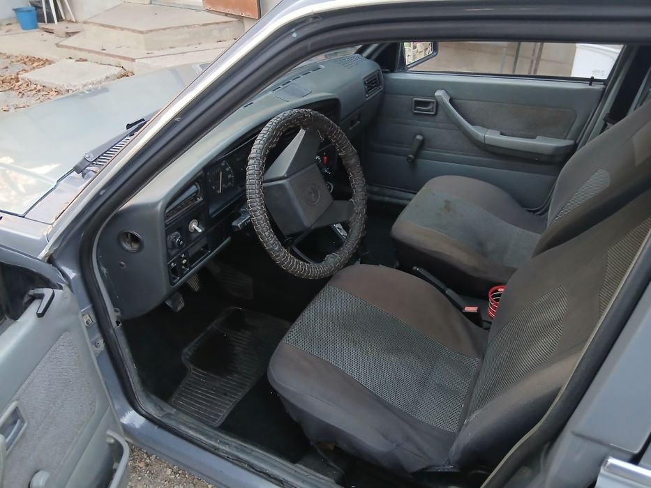 Опель   аскона       .