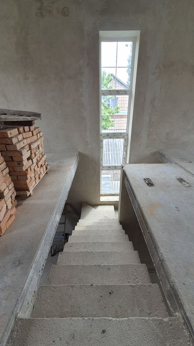 )( Котеджі неподалік центральної частини міста