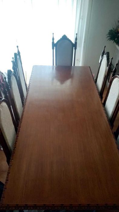 Mesa de Cozinha/Salão em Madeira e 8 Cadeiras e um Armário Duplo