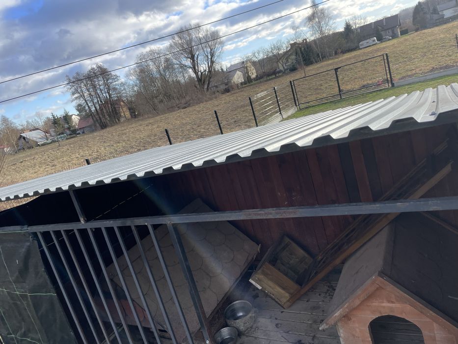 Kojec z zagrodą i dwiema budami!