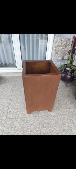 Vendo floreiras/vaseiras em aço corten mesmo sem enganos.