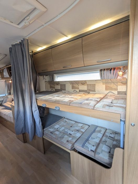 /Caravana/ Impecável/4 pessoas/levo ao local