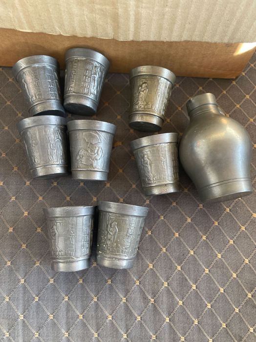 Conjunto antigo de copos e jarra em zinco holandês