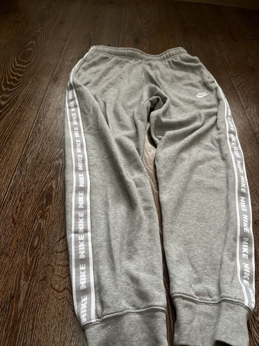 Сірі спортивні штани Nike