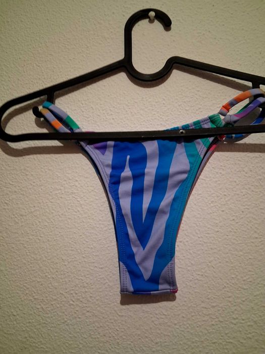 Vestido Pull&Bear,com biquíni brasileiro.