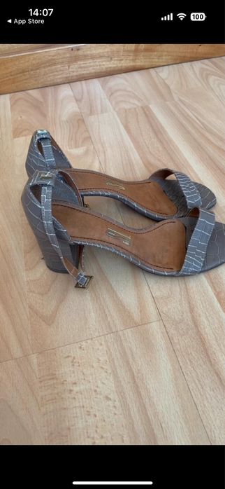 Sandália alta, salto grosso TAM 37 Bege - Santa Lola