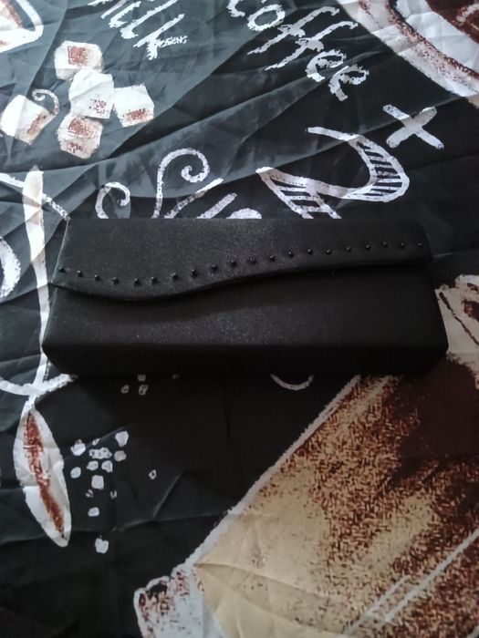 Ponchete preta
Com pequeno bolso inte