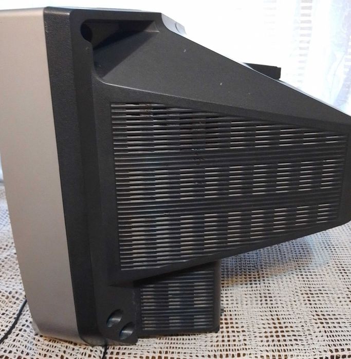 Телевізор JVC AV-21F4TEE, 21-дюймовий, працює, є пульт