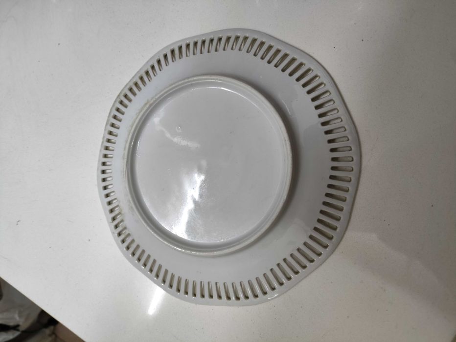 Prato decorativo antigo de Beira recortada