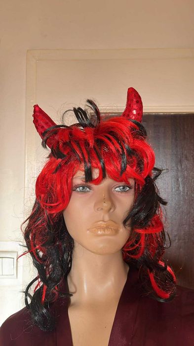 Nr 11 Peruka diablicy z rogami.