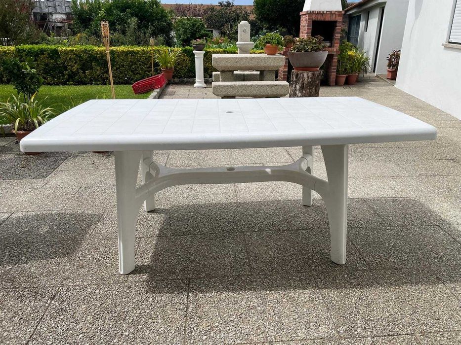 Conjunto de mesa e 6 cadeiras em plástico branco – ideal para exterior