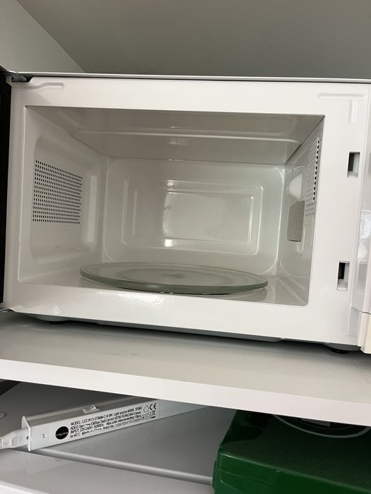 Microondas Kunft 20L – a funcionar perfeitamente