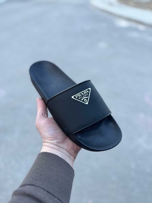 Чоловічі шкіряні шльопанці Prada чорні