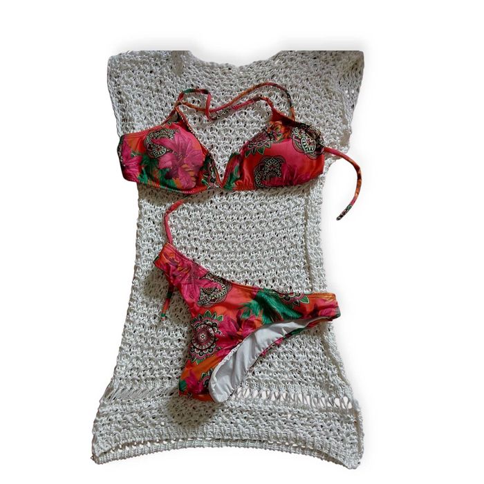 Conjunto de biquínis com saída de praia