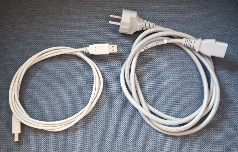 Cabos de ligação ao computador - a funcionarem