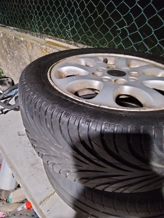 4 Pneus com jantes Volvo impecáveis