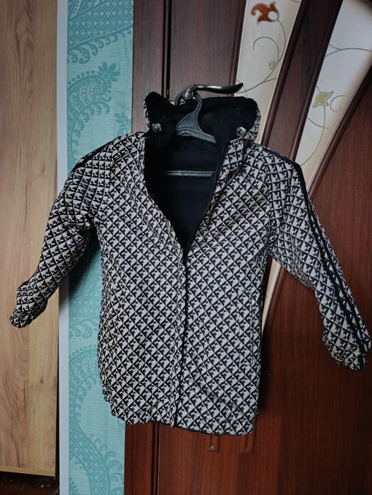 Продам двосторонню курточку на  дівчинку