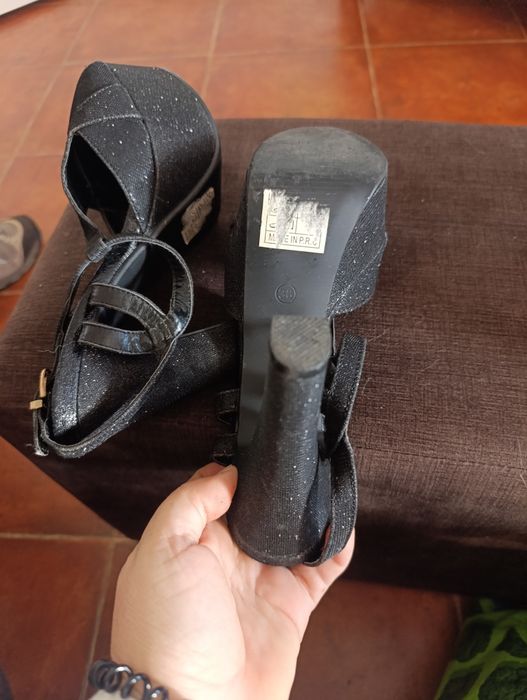 Sapatos de salto alto pretos com brilho