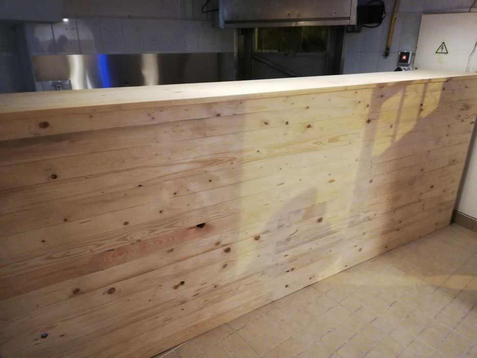 Vários tipos de balcões em madeira rústica e muito robusta.