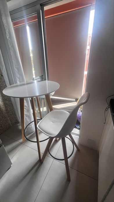 Mesa e 2 bancos