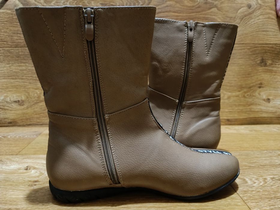 Демісезонні жіночі бежеві чоботи 40 розміру