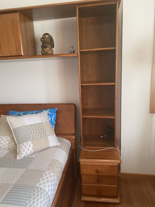 Quarto estudio cama com gavetas, roupeiro e cómoda