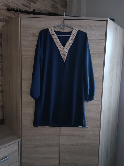 Trapezowa lekka sukienka z haftem i długim rękawem