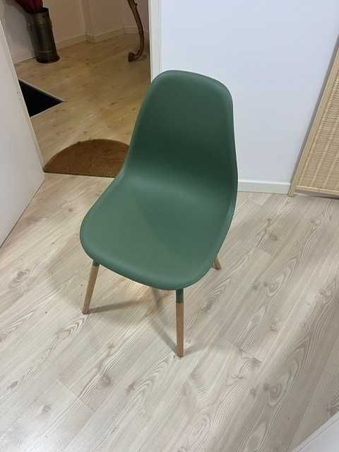 Vendo cadeira cor verde como nova